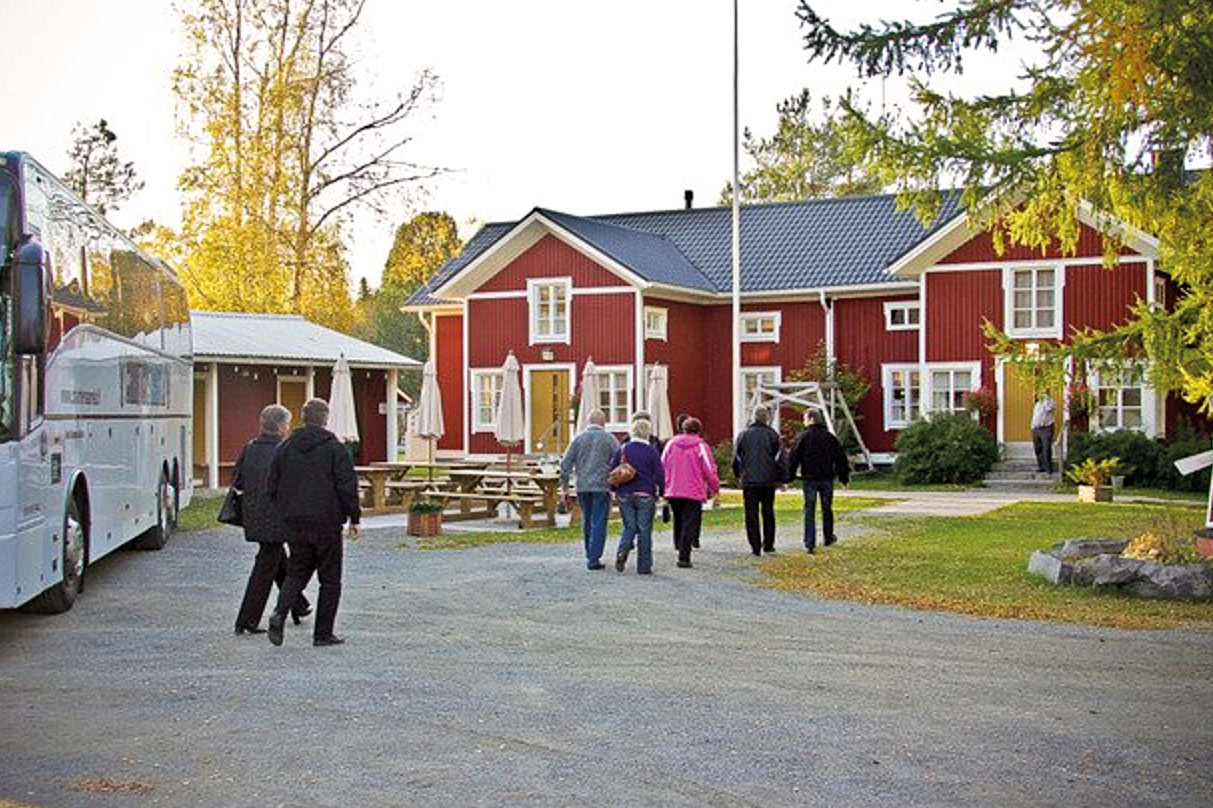 Read more about the article Punaisen tuvan Viinitila, viinimyymälä ja tilausravintola